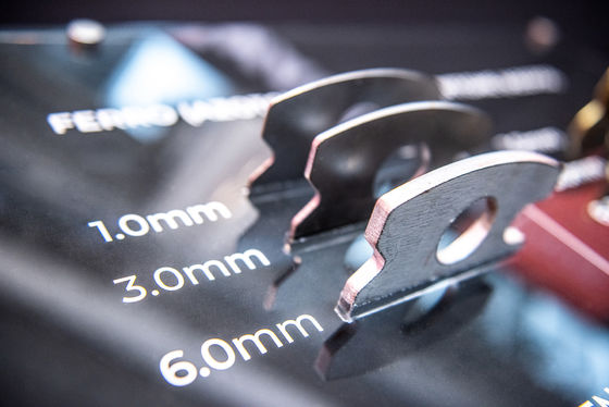 ヤスカワサーボモーター 1.5kw 2kw 3kw デスクトップファイバーレーザー切削機 Raycus MAXレーザーソース SS MS
