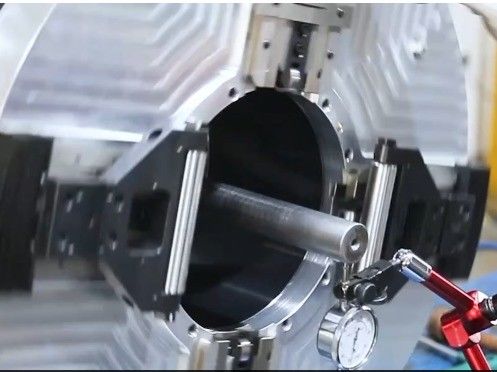3月 エクスポ 3000w 6000w 8.5m 12m 小型のパイプとチューブのためのファイバーレーザー切断機