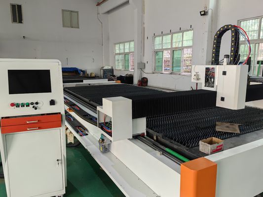 高生産性 3015 ファイバーレーザー切断機 プレート金属切断厚さ 0-30mm